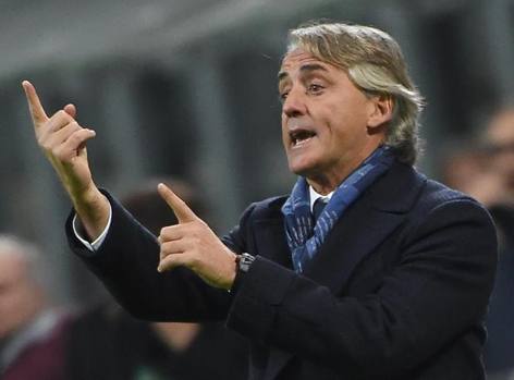 Mister Mancini detta gli ordini ai suoi. Ansa